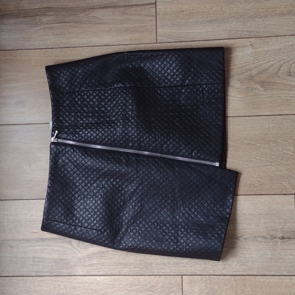 Asymmetrical Black Pleather Forever 21 Zipped Skirt Women's Size M - Picture 1 of 3
